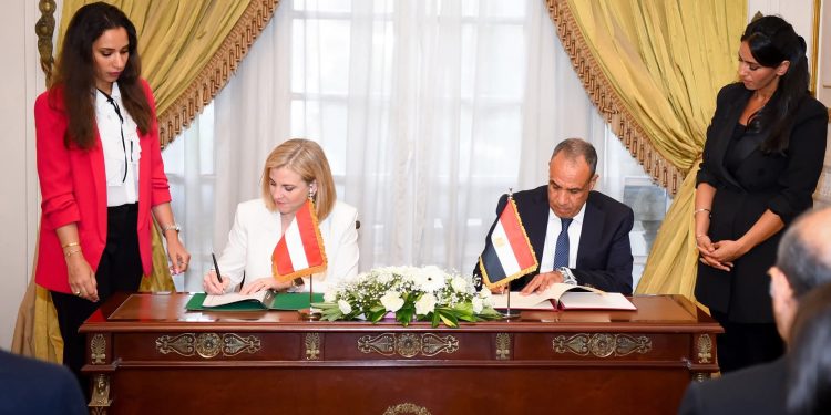 وزير الخارجية والهجرة يجري مشاورات سياسية مع نظيرته النمساوية