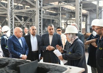 وزير الدولة للإنتاج الحربي يتابع سير العملية الإنتاجية بشركة حلوان للمسبوكات (مصنع 9 الحربي)