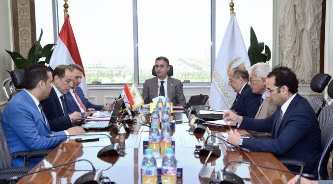 وزير التموين يبحث خطط تطوير شركة السكر وتعزيز الإنتاج المحلي