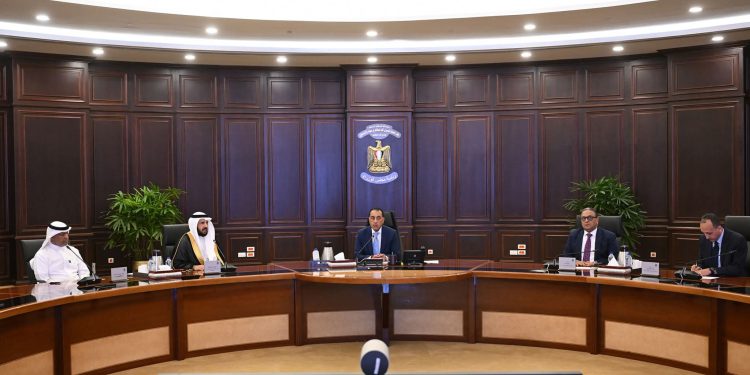 رئيس الوزراء يلتقي د. عايض القحطاني رئيس “سمو القابضة” السعودية لاستعراض خطط المجموعة للاستثمار بمصر