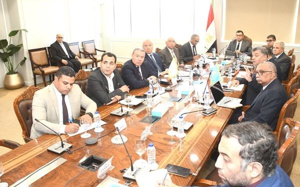 وزير الإسكان يتابع موقف مشروعات مياه الشرب والصرف الصحي ضمن المبادرة الرئاسية “حياة كريمة” بمحافظة المنيا