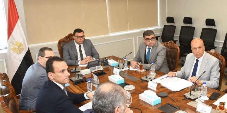 وزير الإسكان يتابع سير العمل بالمشروعات التنموية الجاري تنفيذها بمدينة السويس الجديدة