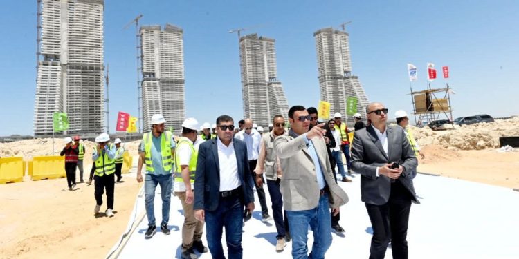وزير الإسكان يتفقد موقف تنفيذ أبراج “الداون تاون” وبحيرات “العلمين داون تاون لاجون” بمدينة العلمين الجديدة