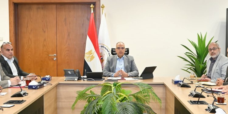 وزير الري يتابع موقف مشروعات حماية الشواطئ