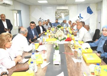 وزير الإسكان يعقد اجتماعا مع الشركات العاملة بحدائق تلال الفسطاط