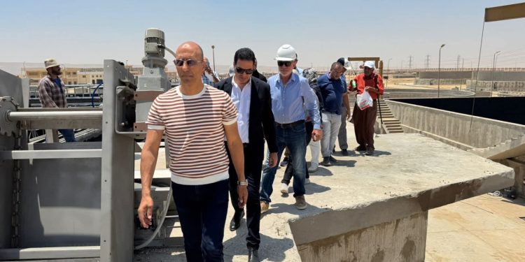رئيس جهاز القاهرة الجديدة يشهد التشغيل التجريبي لمحطة معالجة صرف صحي
