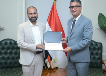 وزير التموين والتجارة الداخلية يكرم صاحب أفضل فكرة عبر “منصة حوار” والمتعلقة بتتبع السلع الغذائية
