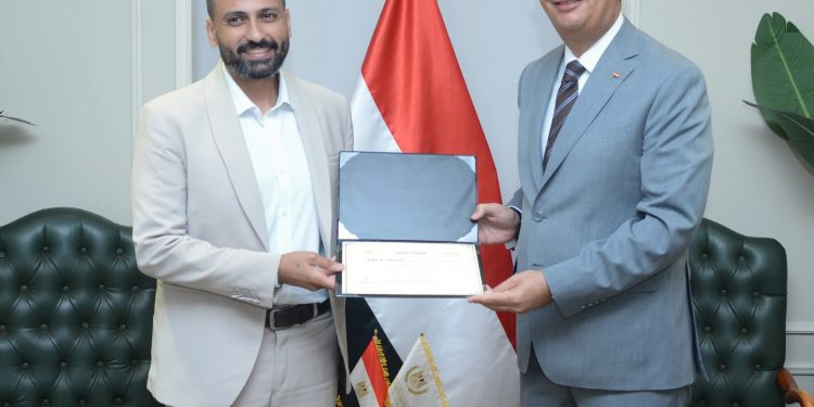 وزير التموين والتجارة الداخلية يكرم صاحب أفضل فكرة عبر “منصة حوار” والمتعلقة بتتبع السلع الغذائية