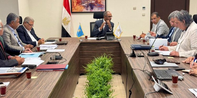 نائب وزير الاسكان يتابع موقف عددٍ من مشروعات مياه الشرب والصرف الصحى على مستوى الجمهورية