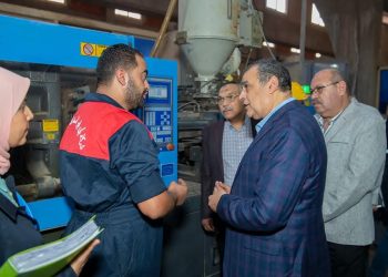 وزير الدولة للإنتاج الحربي يتفقد شركة أبي قير للصناعات الهندسية (مصنع 10 الحربي)
