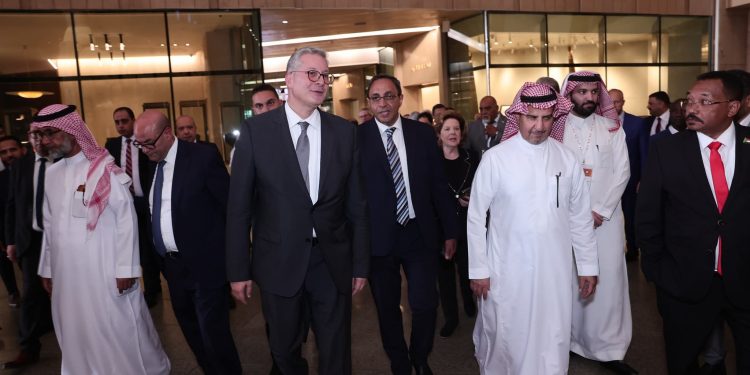 وزير البترول والثروة المعدنية يقود جولة لكبار الضيوف في المتحف المصري الكبير