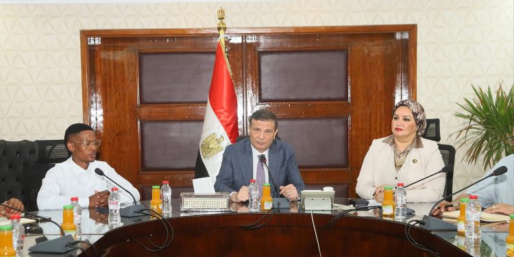 وزير الزراعة يبحث مع وفد النقابة العامة للعاملين بالبنوك والتأمينات بجنوب أفريقيا سبل التعاون المشترك