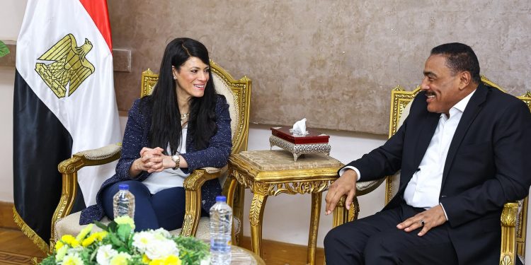 وزيرة التخطيط تناقش مع محافظ مطروح الموقف التنفيذي لمشروعات الخطة الاستثمارية بالمحافظة