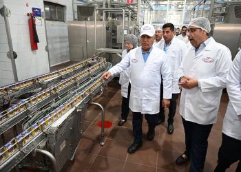 الوزير ” يتفقد 3 مصانع متخصصة في الصناعات الغذائية والمعدنية ومواد البناء بمدينة العبور