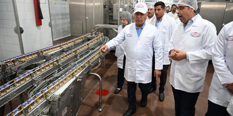 الوزير ” يتفقد 3 مصانع متخصصة في الصناعات الغذائية والمعدنية ومواد البناء بمدينة العبور