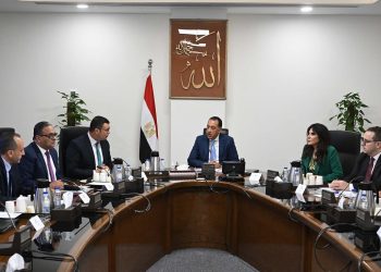 رئيس الوزراء يتابع موقف تقنين الأراضي المضافة لعدد من المدن الجديدة