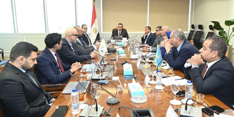 وزير الإسكان يعقد اجتماعاً لمتابعة أخر المستجدات بشأن تدشين منصتين لتنظيم السوق العقارية