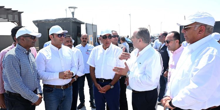 رئيس الوزراء يتفقد محطة التجارب البحثية لتحلية مياه البحر بمدينة العلمين الجديدة
