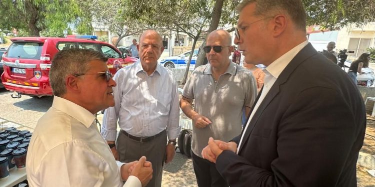 وزير البترول يزور موقع الحرائق التي اندلعت بالقرب من مدينة ليماسول الساحلية بجنوب قبرص