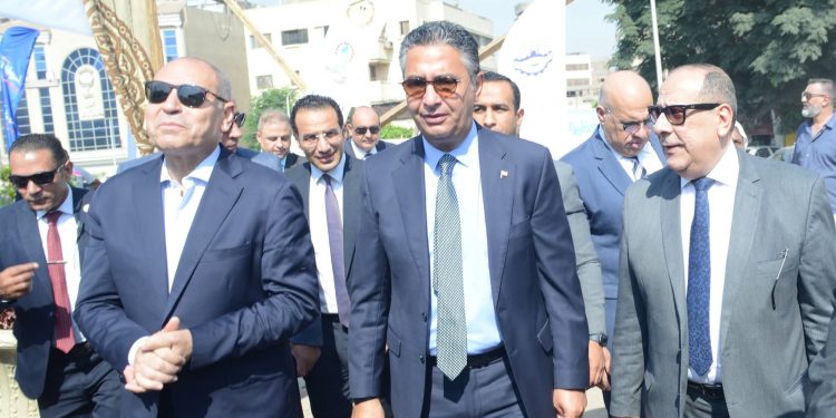وزير التموين  ومحافظ القاهرة يفتتحان سوق “اليوم الواحد” بمنطقة الجمالية