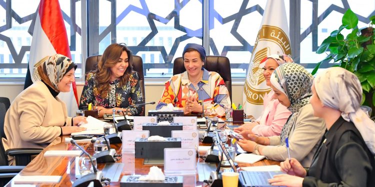 د.منال عوض ود.ياسمين فؤاد تباشران إجراءات تسليم وتسلم ملفات وزارة البيئة