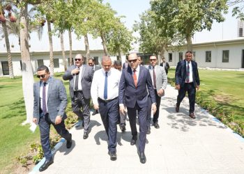 وزير العمل يُسلم شهادات لخريجي دورات تدريب مجانية في مجالات الخدمات البترولية بمركز “شركة الحفر المصرية”