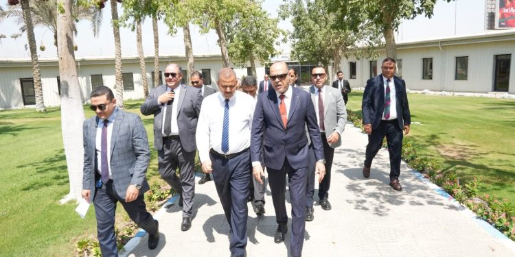 وزير العمل يُسلم شهادات لخريجي دورات تدريب مجانية في مجالات الخدمات البترولية بمركز “شركة الحفر المصرية”