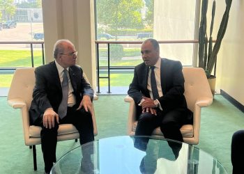 وزير الخارجية والهجرة يلتقى مع رئيس الوزراء الفلسطيني على هامش أعمال المؤتمر الدولي