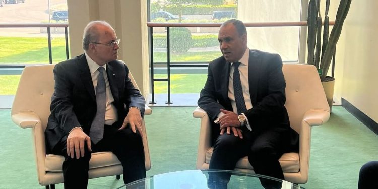 وزير الخارجية والهجرة يلتقى مع رئيس الوزراء الفلسطيني على هامش أعمال المؤتمر الدولي
