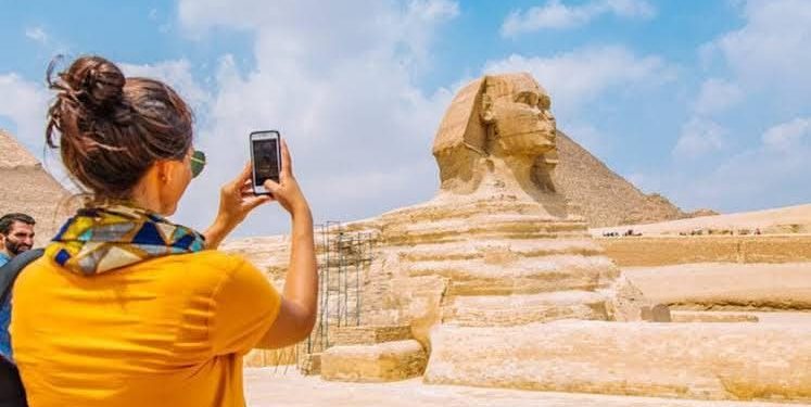 وزير السياحة والآثار يصدر قراراً وزارياً بزيادة أجر المرشد السياحي في مصر