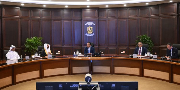 رئيس الوزراء يلتقي د. عايض القحطاني رئيس “سمو القابضة” السعودية لاستعراض خطط المجموعة للاستثمار بمصر