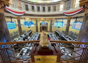 البورصة المصرية تصعد إلى قمة تاريخية جديدة وتتخطى 33700 نقطة