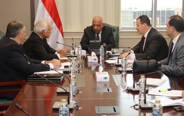 وزير الكهرباء يلتقي رئيس مجموعة “كوبولوزيس اليونانية “لبحث مستجدات تنفيذ مشروع الربط الكهربائي بين مصر واليونان