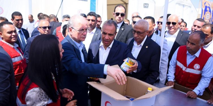 وزير الخارجية ورئيس الوزراء الفلسطيني يزوران مركز الإمداد الغذائي “المطبخ الإنساني” بالشيخ زويد