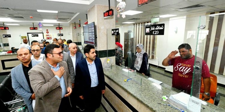 وزير الإسكان يتفقد المركز التكنولوجي لخدمة المواطنين بالعبور الجديدة ويتابع عدد من المشروعات