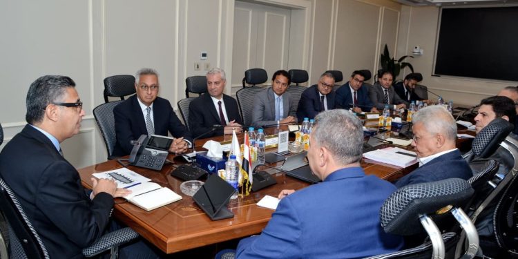 وزير التموين  يجتمع مع رئيس مجموعة سامكريت لمتابعة الموقف التنفيذي للمستودع الاستراتيجي بالسويس
