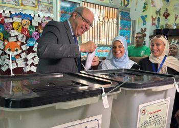 وزير الطيران المدني يُدلي بصوته في انتخابات مجلس الشيوخ بمقر لجنته الانتخابية