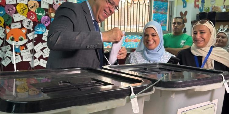 وزير الطيران المدني يُدلي بصوته في انتخابات مجلس الشيوخ بمقر لجنته الانتخابية