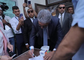 وزير السياحة والآثار يُدلي بصوته في انتخابات مجلس الشيوخ.. ويؤكد: المشاركة واجب وطني ومسئولية دستورية