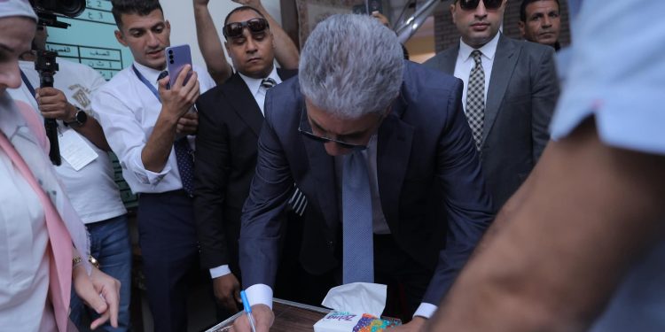 وزير السياحة والآثار يُدلي بصوته في انتخابات مجلس الشيوخ.. ويؤكد: المشاركة واجب وطني ومسئولية دستورية