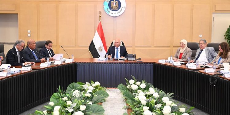 الوزير ” يبحث مع مصنّعي الحديد وشركات السيارات آليات توطين صناعة صاج السيارات