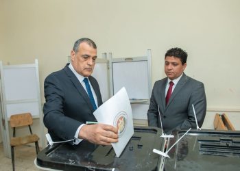 وزير الدولة للإنتاج الحربي يُدلي بصوته في انتخابات مجلس الشيوخ
