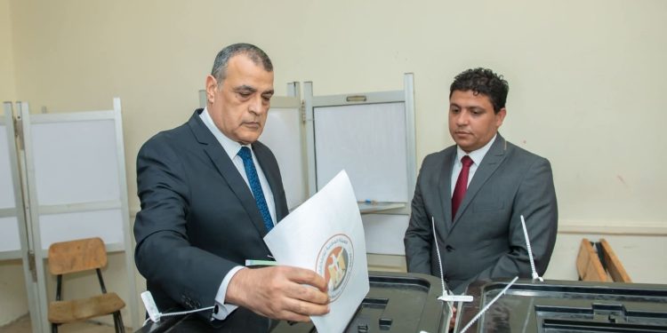 وزير الدولة للإنتاج الحربي يُدلي بصوته في انتخابات مجلس الشيوخ