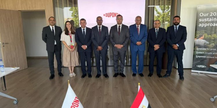 وزير الإسكان يصل مدينة برشلونة الإسبانية ويلتقي مسئولي شركتي (DUPONT) و(IETOS) لاستعراض أحدث التقنيات العالمية
