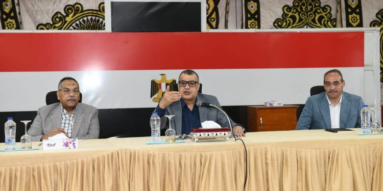 وزير الدولة للإنتاج الحربي يجتمع مع العاملين بشركة حلوان للمسبوكات (مصنع 9 الحربي)