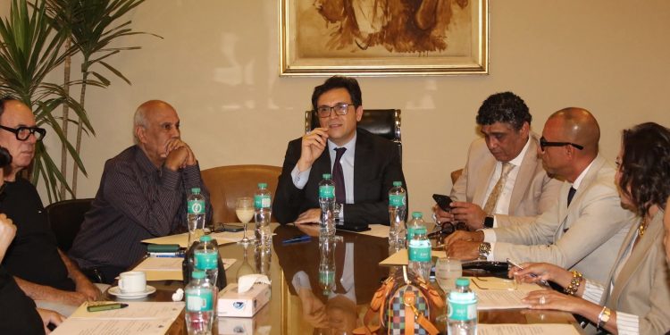 وزير الثقافة يثمّن إهداء الفنان علاء حجازي بوستر المهرجان الذي تتصدره كوكب الشرق أم كلثوم