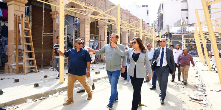 وزيرة التنمية المحلية تتفقد أعمال تنفيذ المرحلة الأولى من تطوير سوق العتبة بالقاهرة بتكلفة ٣٨ مليون جنيه