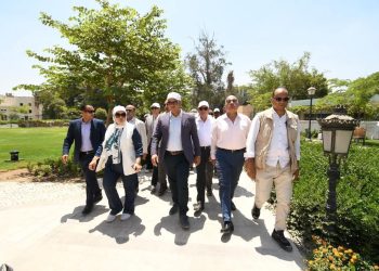 وزير الإسكان ومحافظ القاهرة يتفقدان مشروع إحياء حديقة الأزبكية ضمن مشروعات تطوير القاهرة الخديوية