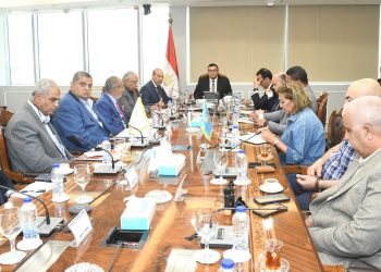 وزير الإسكان يعقد اجتماعًا مع الشركات المنفذة لمشروع حدائق تلال الفسطاط