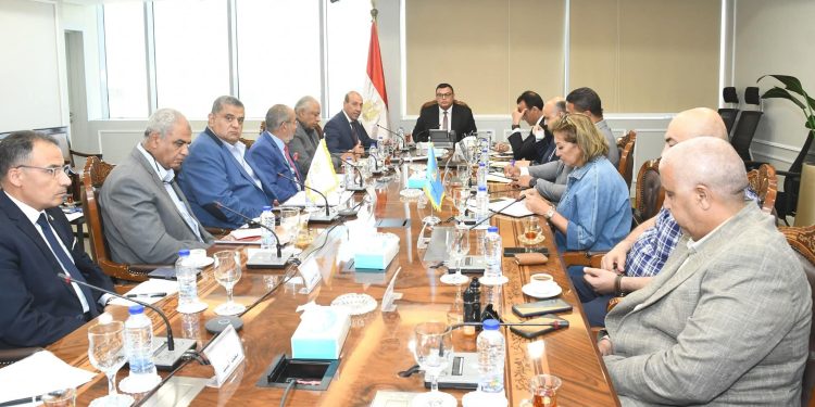 وزير الإسكان يعقد اجتماعًا مع الشركات المنفذة لمشروع حدائق تلال الفسطاط